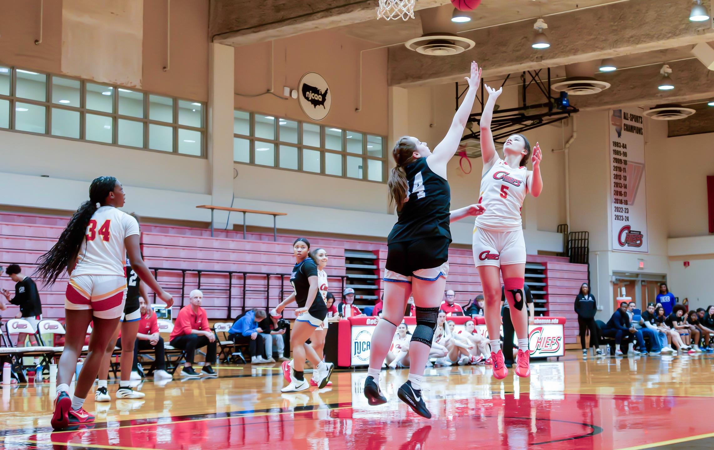 Cyclones down Chiefs with third quarter surge